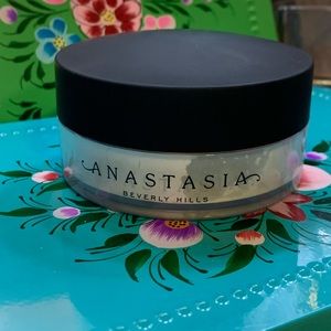 Anastasia Beverly Hills loose setting powder in translucent